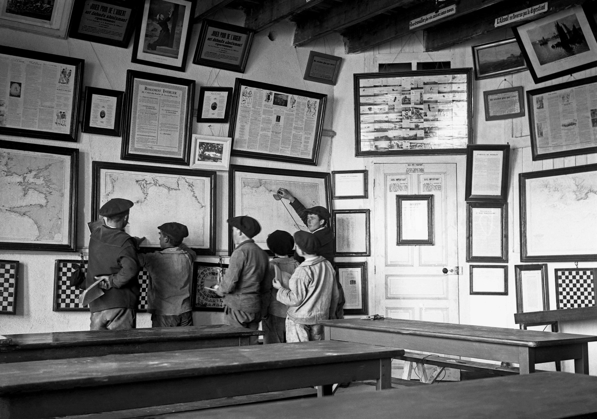 Vers 1911 à Sainte-Marine. Dans la grande salle de l’Abri, les mousses apprennent à utiliser les cartes marines.