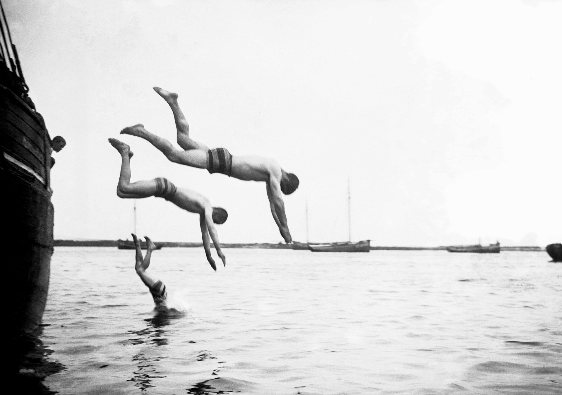 Eté 1910 à Roscoff. Les mousses à l’entrainement avant le concours de plongeons.
