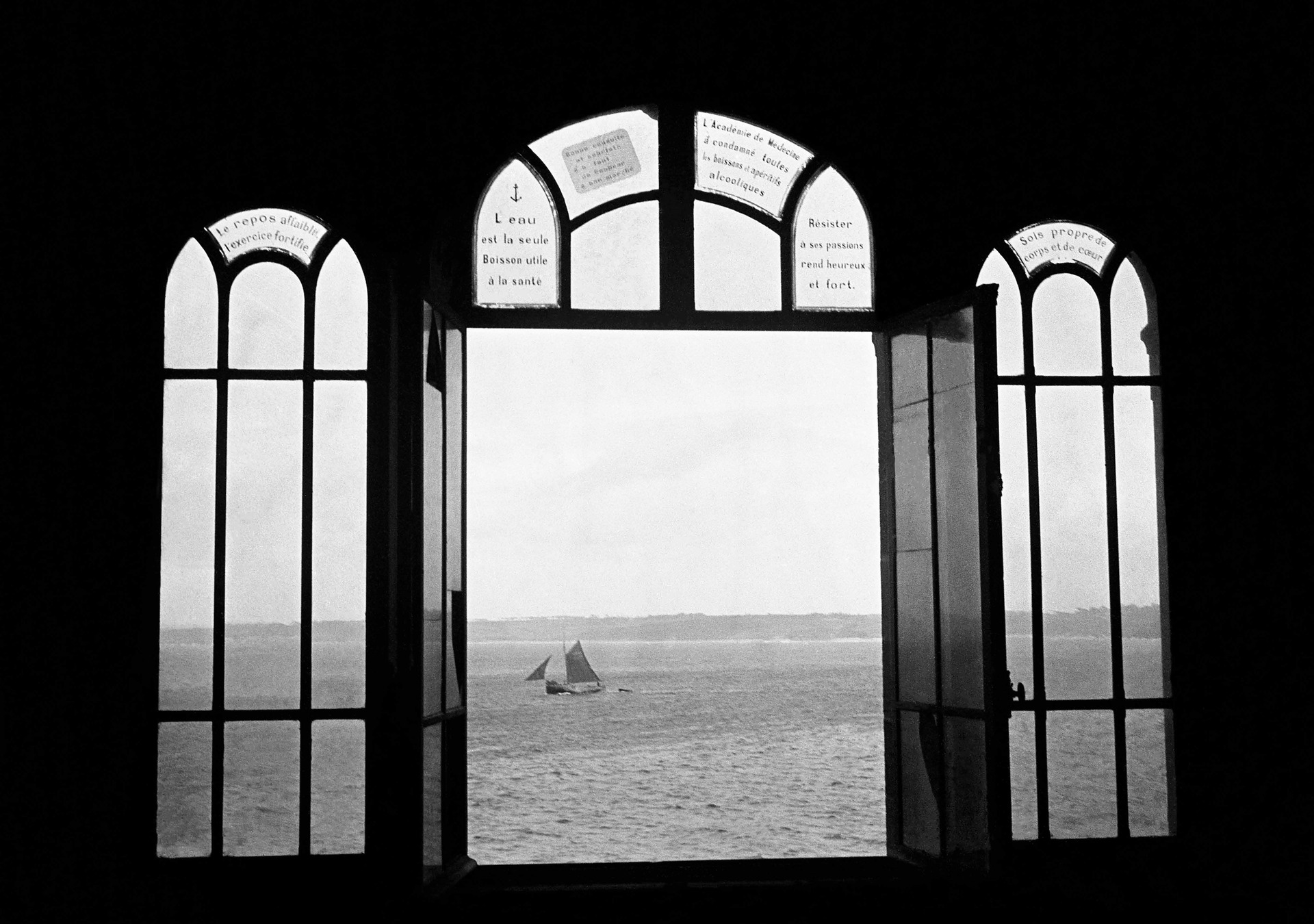 Vers 1910. Par la fenêtre de l’Abri du Marin.